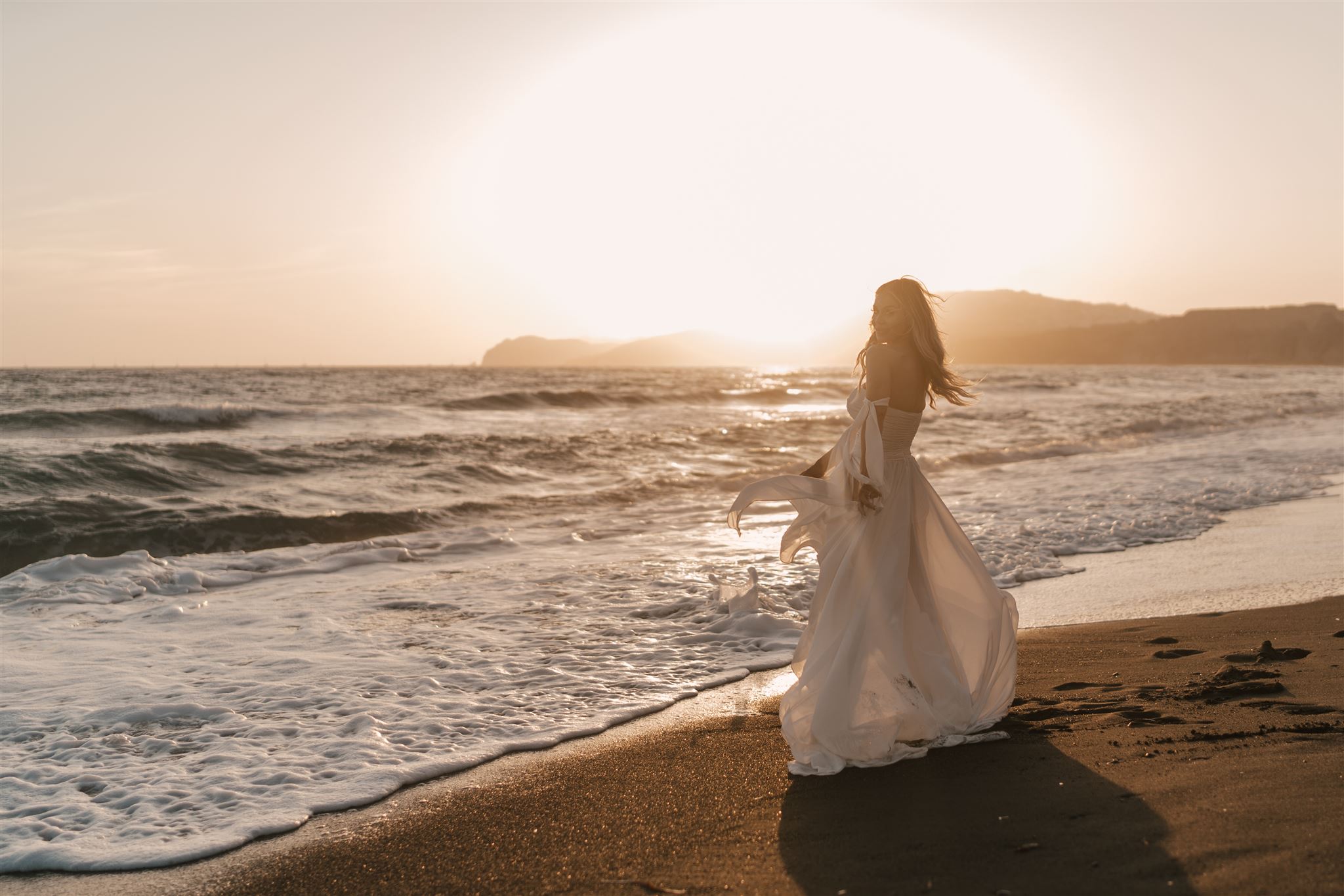 romantic sunset couple session in santorini