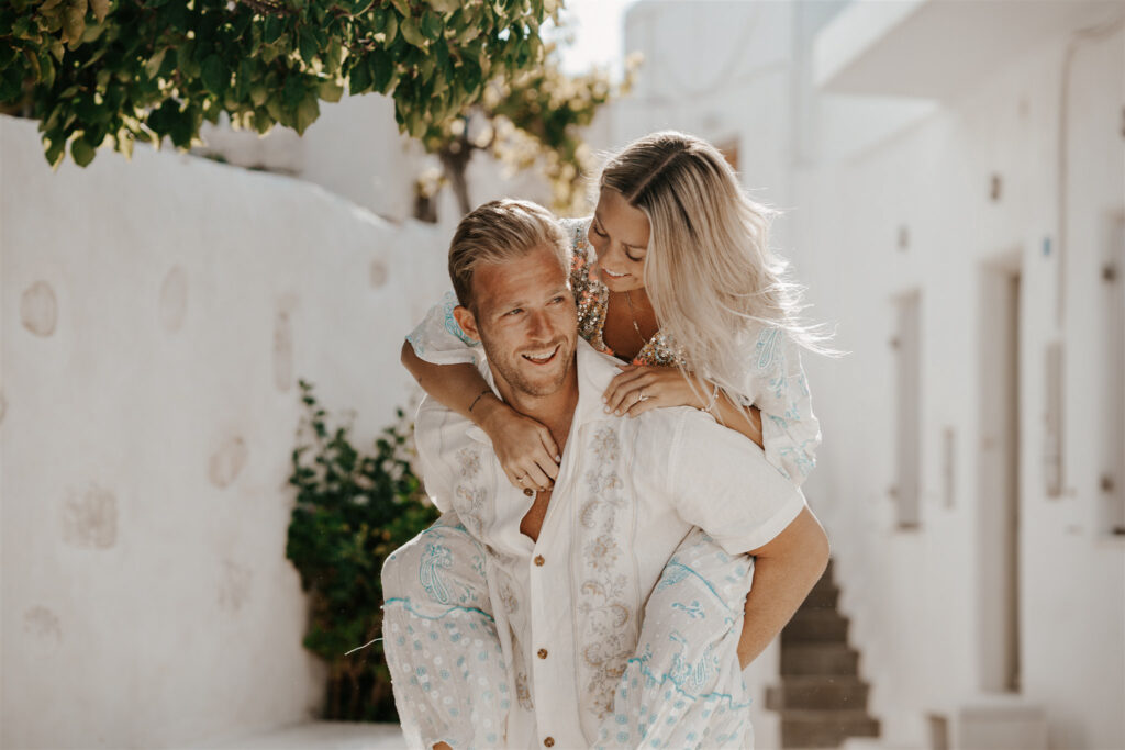 couple photoshoot in Paros by phosart